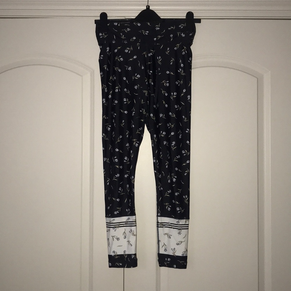 The Upside Floral High Waisted midi Leggings tulip - Picture 4 of 7